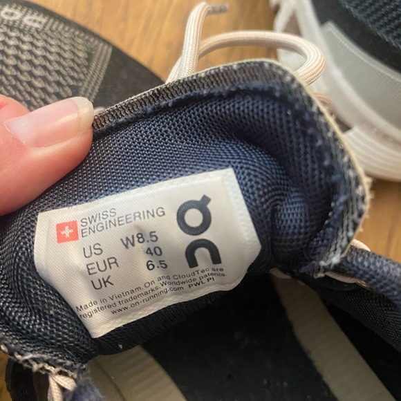 On Cloud tennis shoes (worn) - Picture 2 of 3